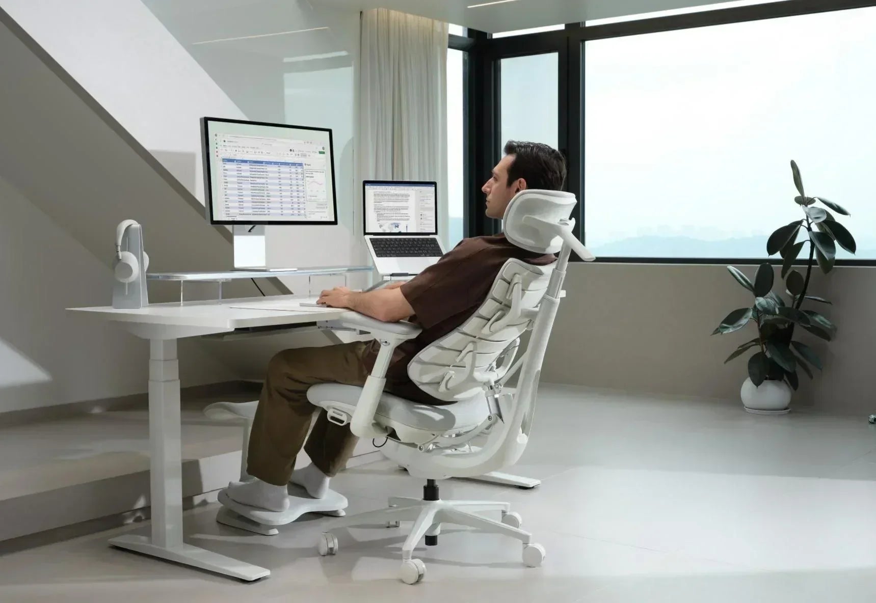 Intelligente Möbel und der Aufstieg adaptiver Arbeitswelten: Die Zukunft ergonomischer Bürostühle, höhenverstellbarer Schreibtische und hybrider Büros