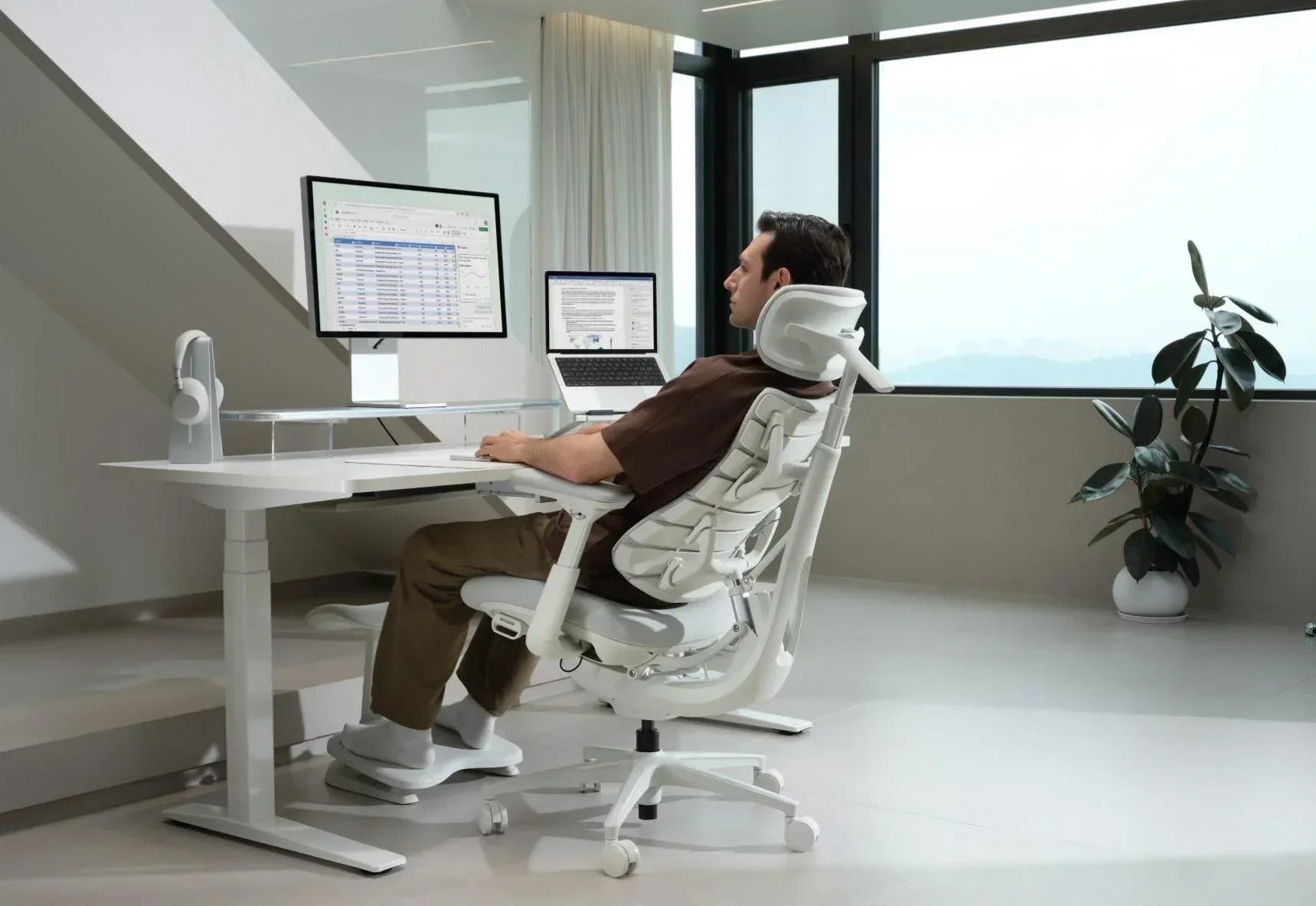 Intelligente Möbel und der Aufstieg adaptiver Arbeitswelten: Die Zukunft ergonomischer Bürostühle, höhenverstellbarer Schreibtische und hybrider Büros